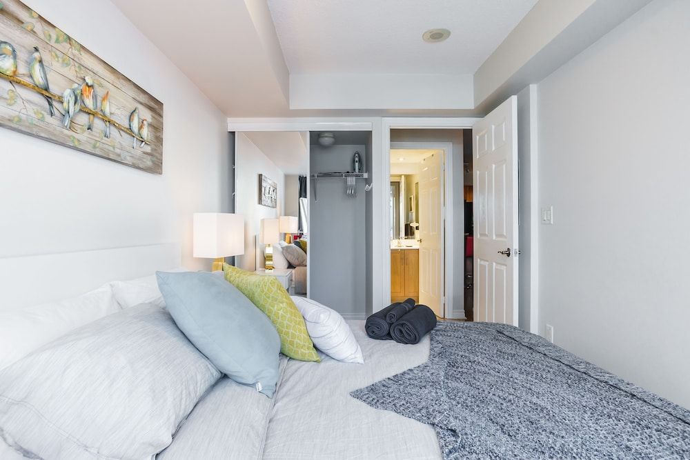 AOC Suites - Heart of Downtown  Condo Luxury Suite, 1 Bedroom, Balcony 2