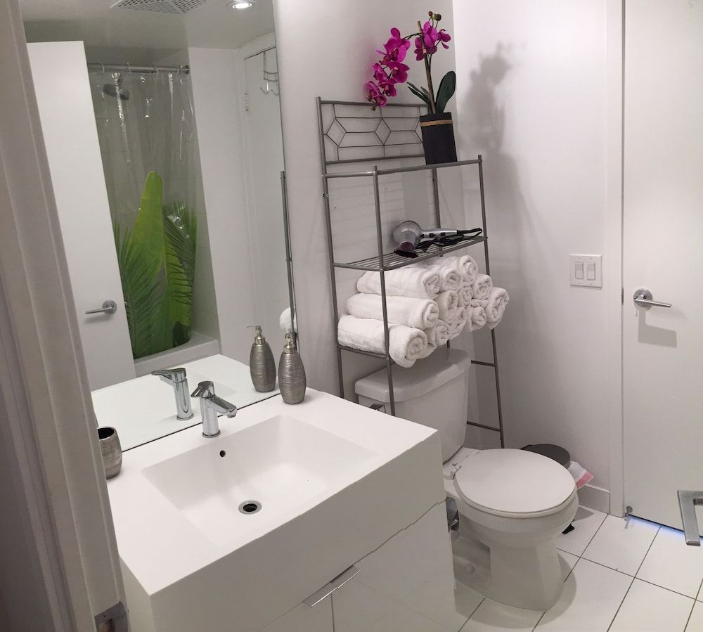 A&A Suites in the heart of Downtown Toronto Deluxe Apartment, City View 25