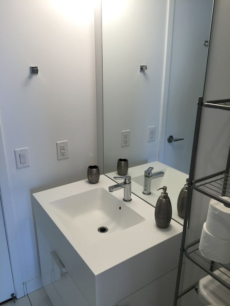 A&A Suites in the heart of Downtown Toronto Deluxe Apartment, City View 24