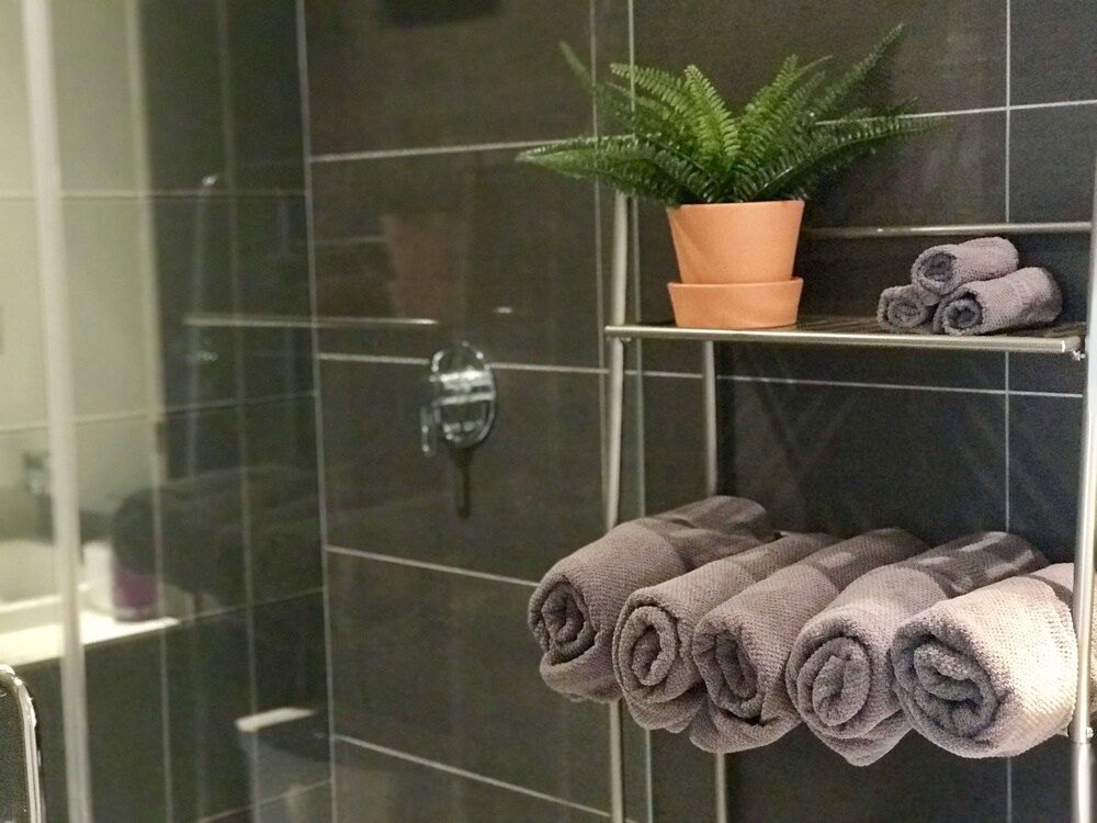 CN Tower View Design apart 3BD-2BA DT City Apartment, Multiple Beds, Non Smoking, City View 40