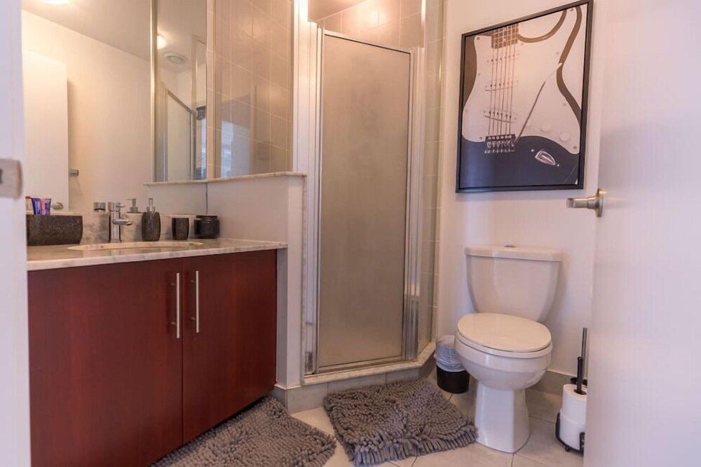 HomeHop - Maple Leaf Square Luxury Apartment, Multiple Beds, Non Smoking, City View 10