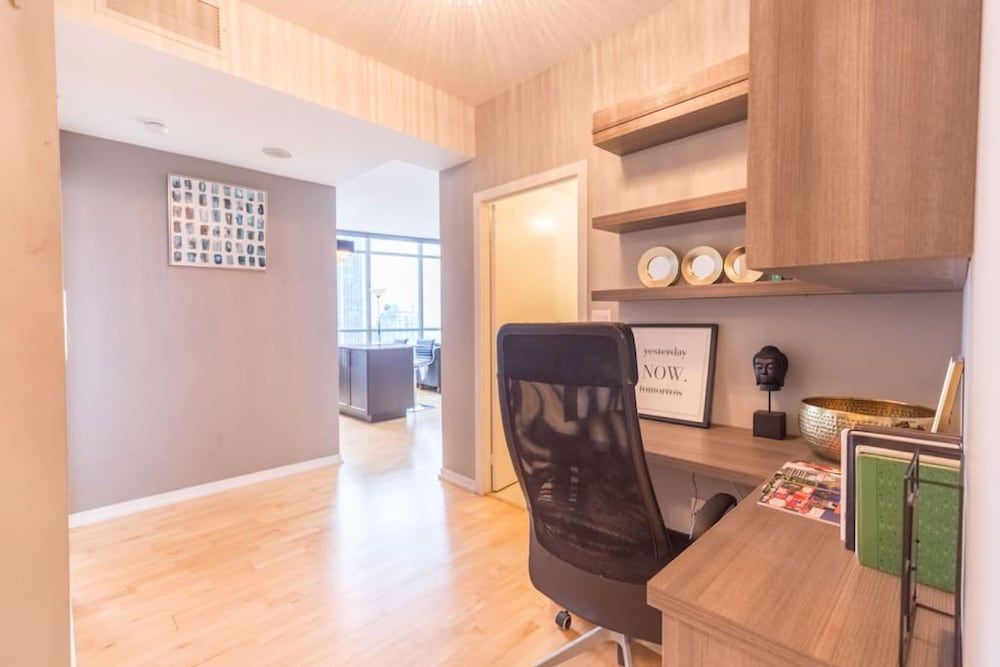 HomeHop - Maple Leaf Square Executive Apartment, 2 Queen Beds, Non Smoking, Lake View 10