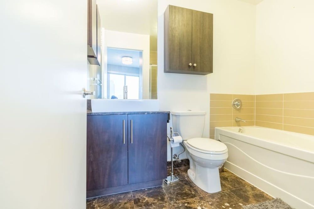 HomeHop - Maple Leaf Square Executive Apartment, 2 Queen Beds, Non Smoking, Lake View 11