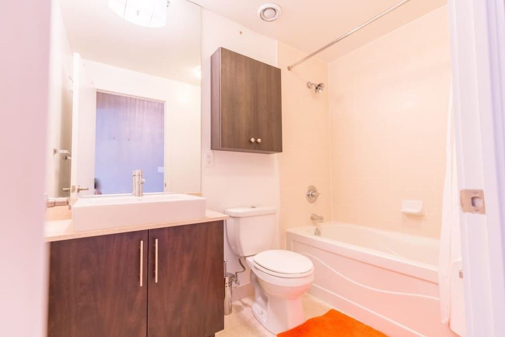 HomeHop - Maple Leaf Square Executive Apartment, 2 Queen Beds, Non Smoking, Lake View 12