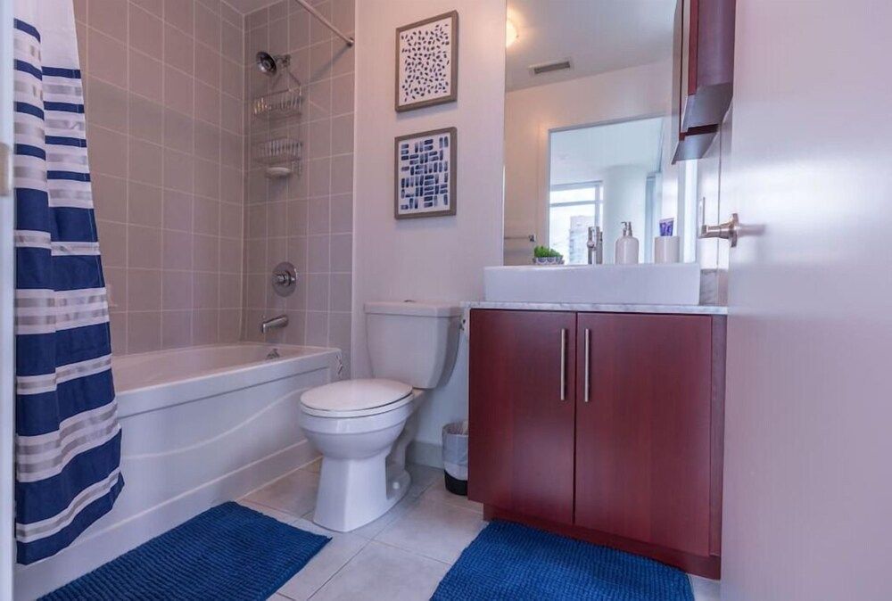 HomeHop - Maple Leaf Square Luxury Apartment, Multiple Beds, Non Smoking, City View 11