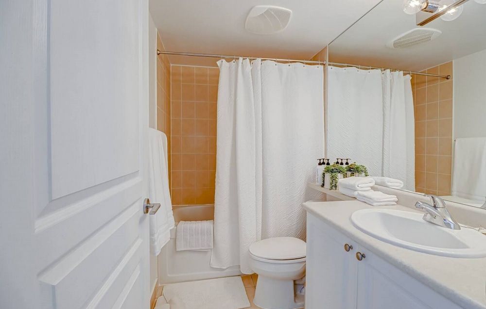 Globalstay Yonge St Condos Deluxe Studio, Kitchen, City View 3