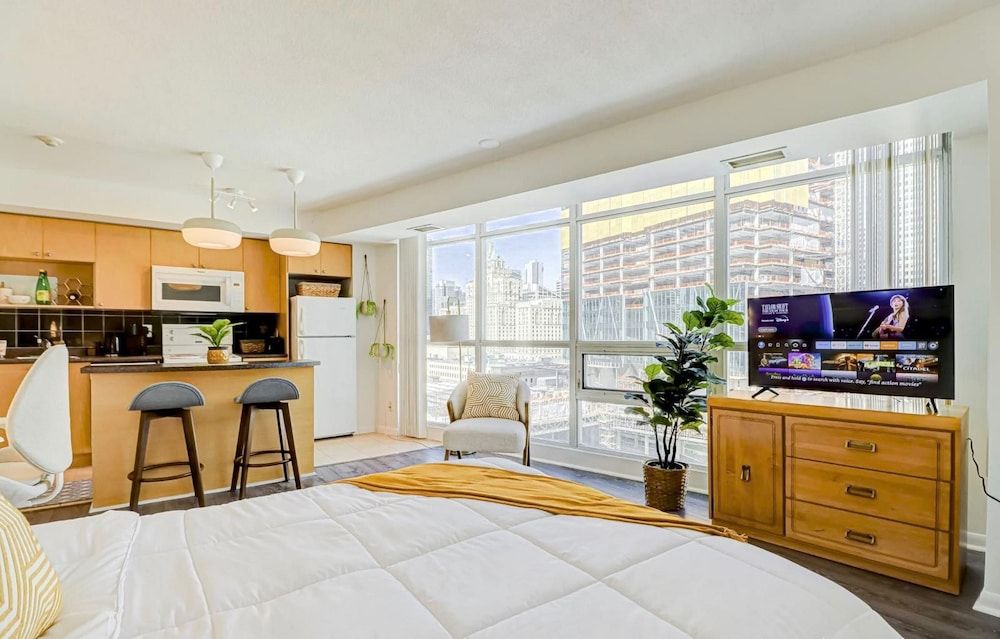 Globalstay Yonge St Condos Deluxe Studio, Kitchen, City View 5