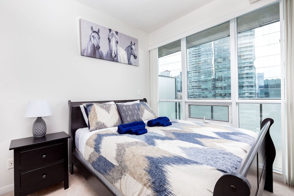 TopLine Suites - Ice Condos Deluxe Condo, Partial Lake View 2