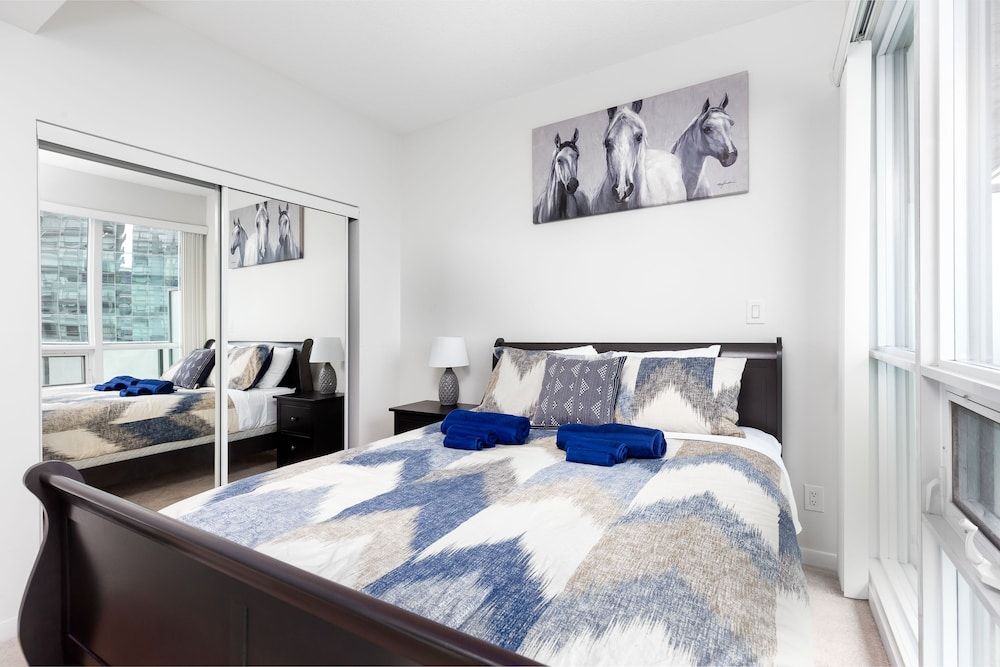 TopLine Suites - Ice Condos Deluxe Condo, Partial Lake View 5