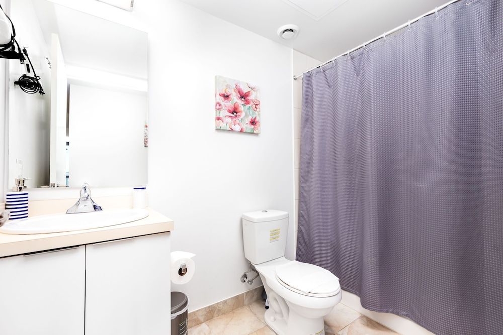 TopLine Suites - Ice Condos Luxury Condo, Multiple Beds, City View 8