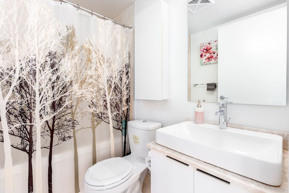 TopLine Suites - Ice Condos Luxury Condo, Multiple Beds, City View 9