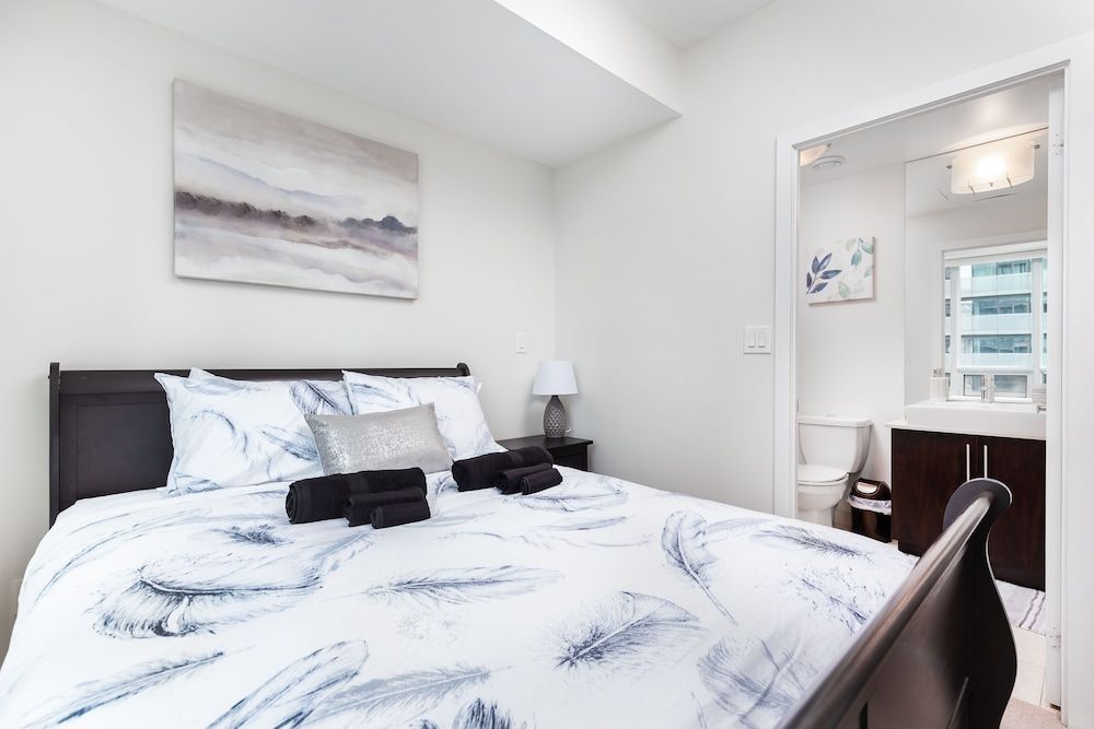 TopLine Suites - Ice Condos Deluxe Condo, Partial Lake View 3