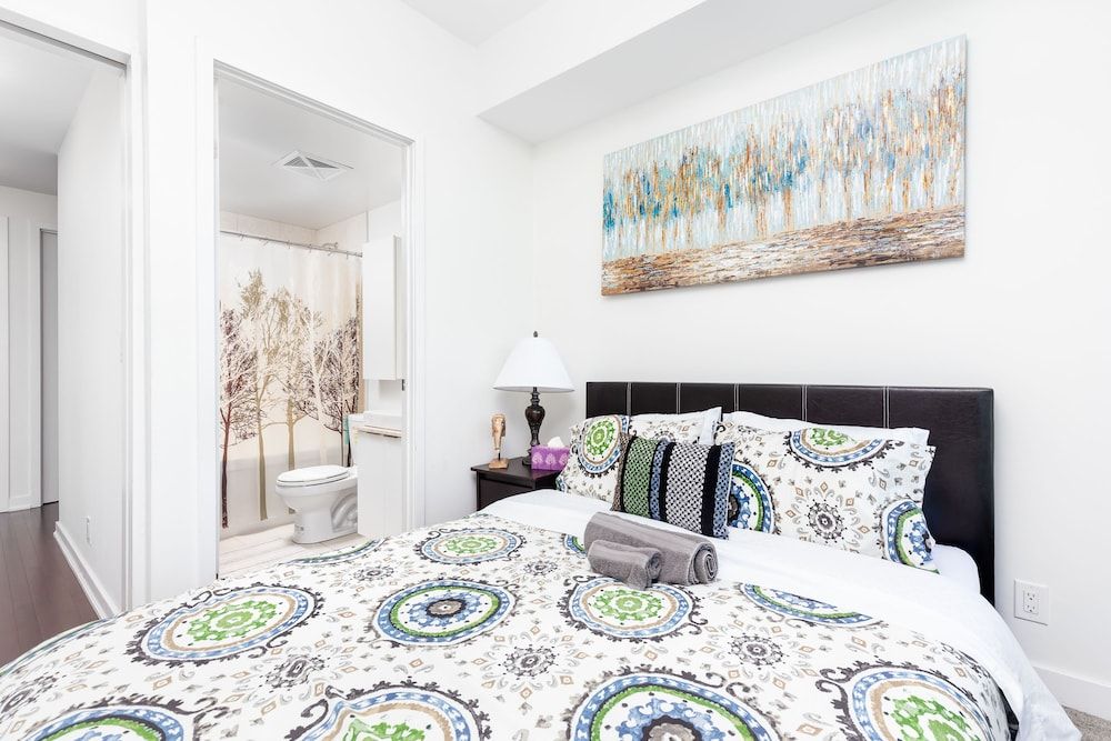 TopLine Suites - Ice Condos Luxury Condo, Multiple Beds, City View 2