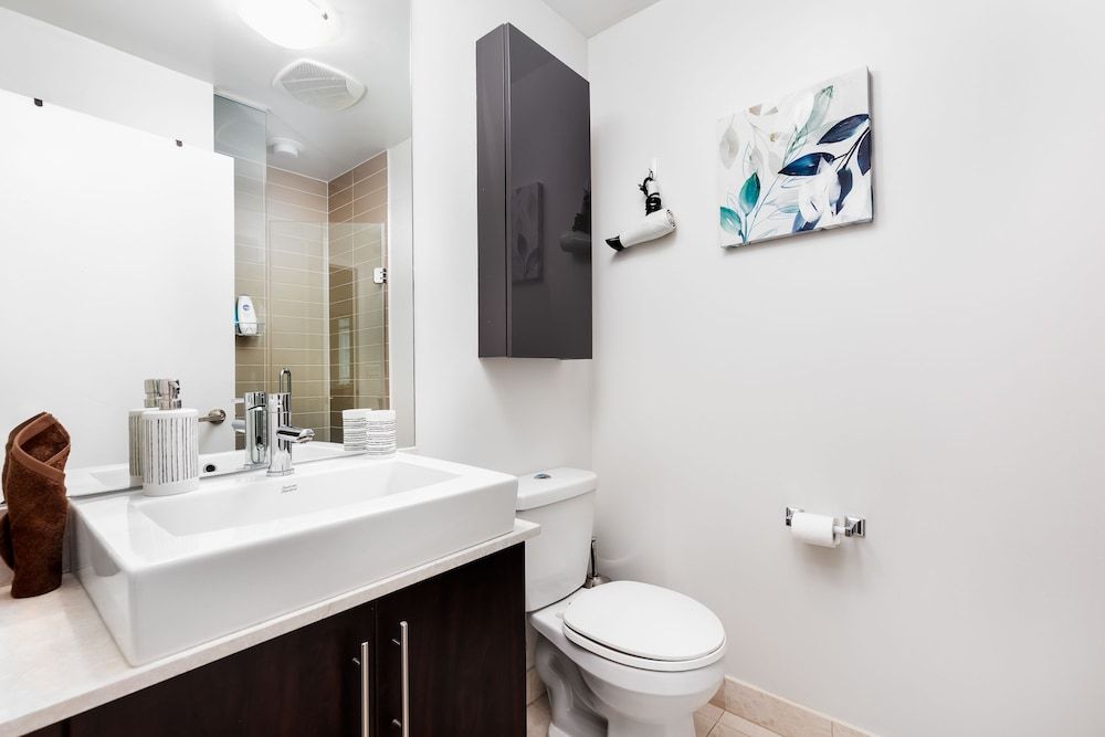 TopLine Suites - Ice Condos Deluxe Condo, Partial Lake View 8