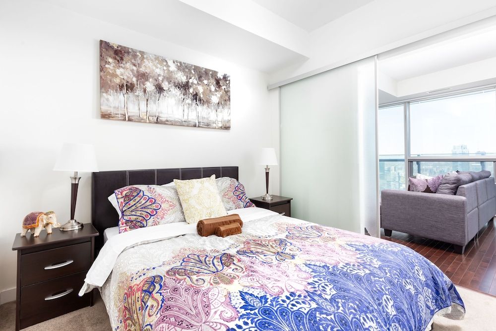 TopLine Suites - Ice Condos Luxury Condo, Multiple Beds, City View 4