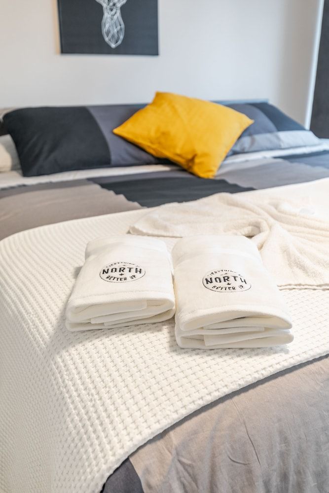 Stylish Suite in Downtown Toronto Luxury Room, Multiple Beds, City View 5