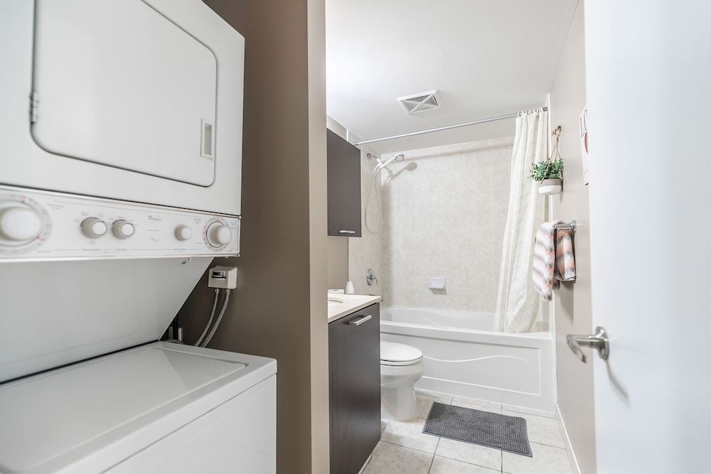 Stylish Suite in Downtown Toronto Luxury Room, Multiple Beds, City View 10