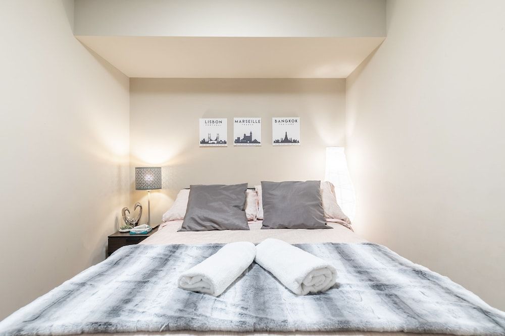 Stylish Suite in Downtown Toronto Luxury Room, Multiple Beds, City View 2