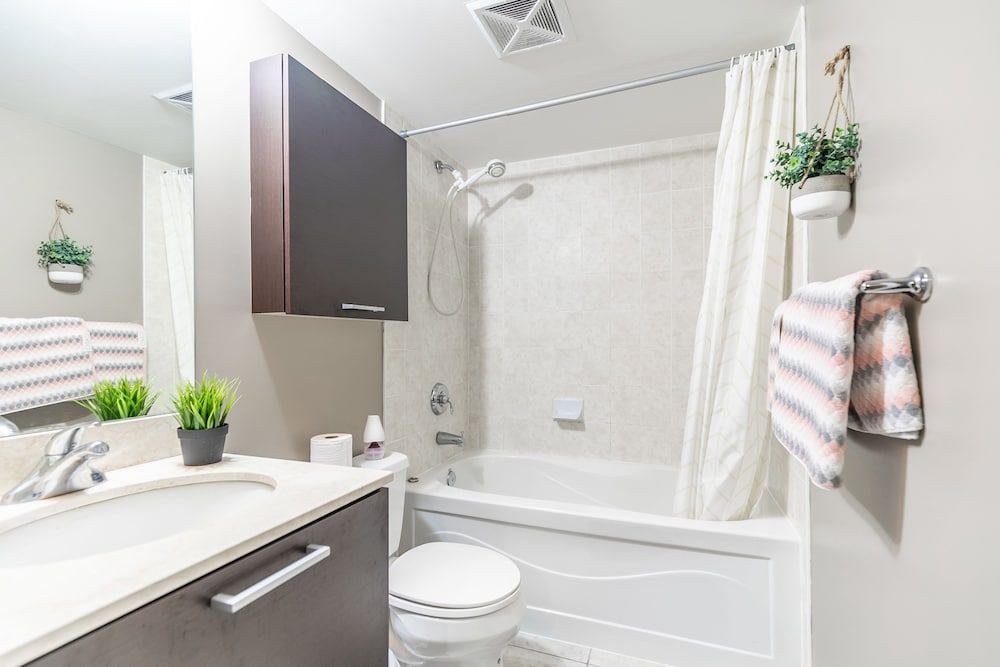 Stylish Suite in Downtown Toronto Luxury Room, Multiple Beds, City View 9