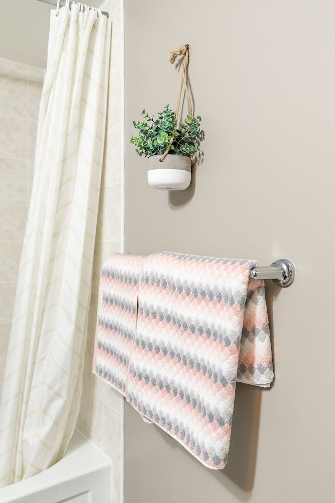 Stylish Suite in Downtown Toronto Luxury Room, Multiple Beds, City View 11