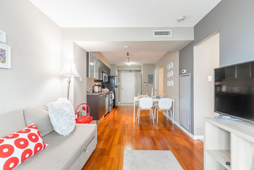 Stylish Suite in Downtown Toronto Luxury Room, Multiple Beds, City View 15