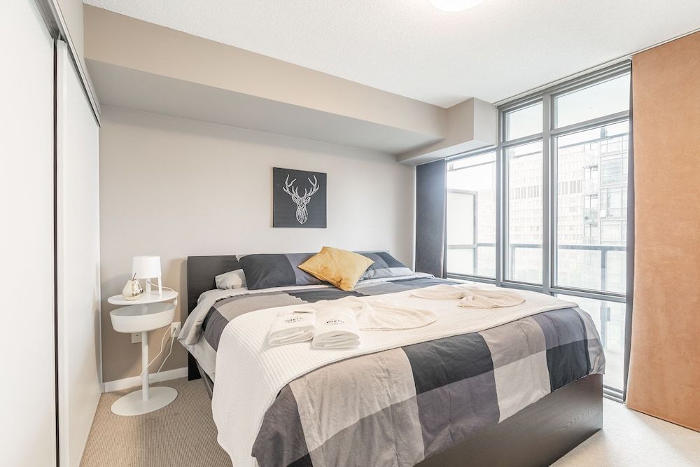 Stylish Suite in Downtown Toronto Luxury Room, Multiple Beds, City View 3