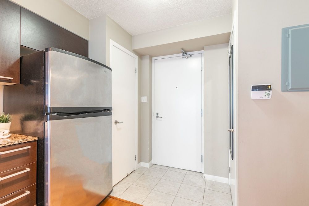 Stylish Suite in Downtown Toronto Luxury Room, Multiple Beds, City View 8