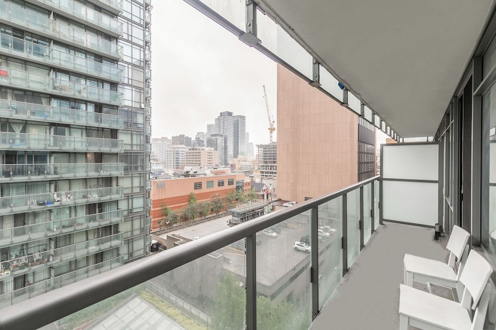 Stylish Suite in Downtown Toronto Luxury Room, Multiple Beds, City View 7