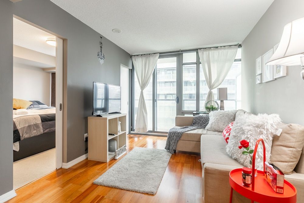 Stylish Suite in Downtown Toronto Luxury Room, Multiple Beds, City View 14