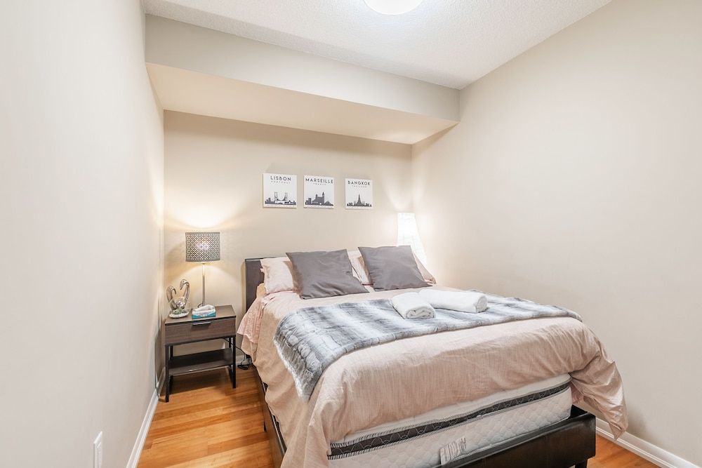 Stylish Suite in Downtown Toronto Luxury Room, Multiple Beds, City View 6