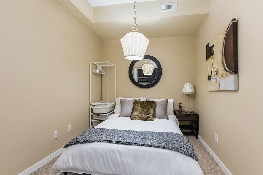 Executive Condo in the Heart of Downtown Apartment (2 Bedrooms) 7