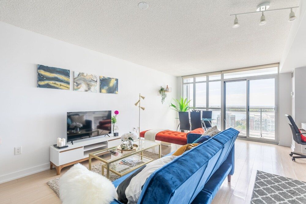 Gorgeous Luxury Condos near the CN Tower Comfort Condo, 2 Bedrooms, City View, Beachfront 14