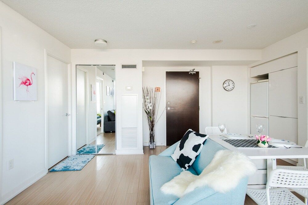 Gorgeous Luxury Condos near the CN Tower Economy Condo, 1 Bedroom, Balcony, Lakeside 2