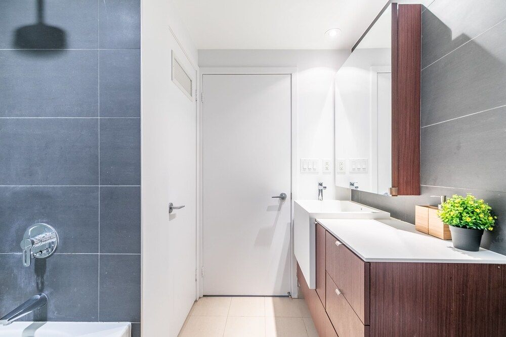 Gorgeous Luxury Condos near the CN Tower City Condo, 2 Bedrooms, City View, Lakeside 25