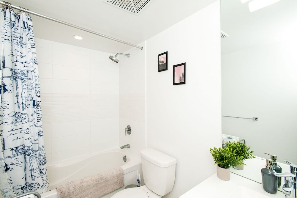 Gorgeous Luxury Condos near the CN Tower Economy Condo, 1 Bedroom, Balcony, Lakeside 17