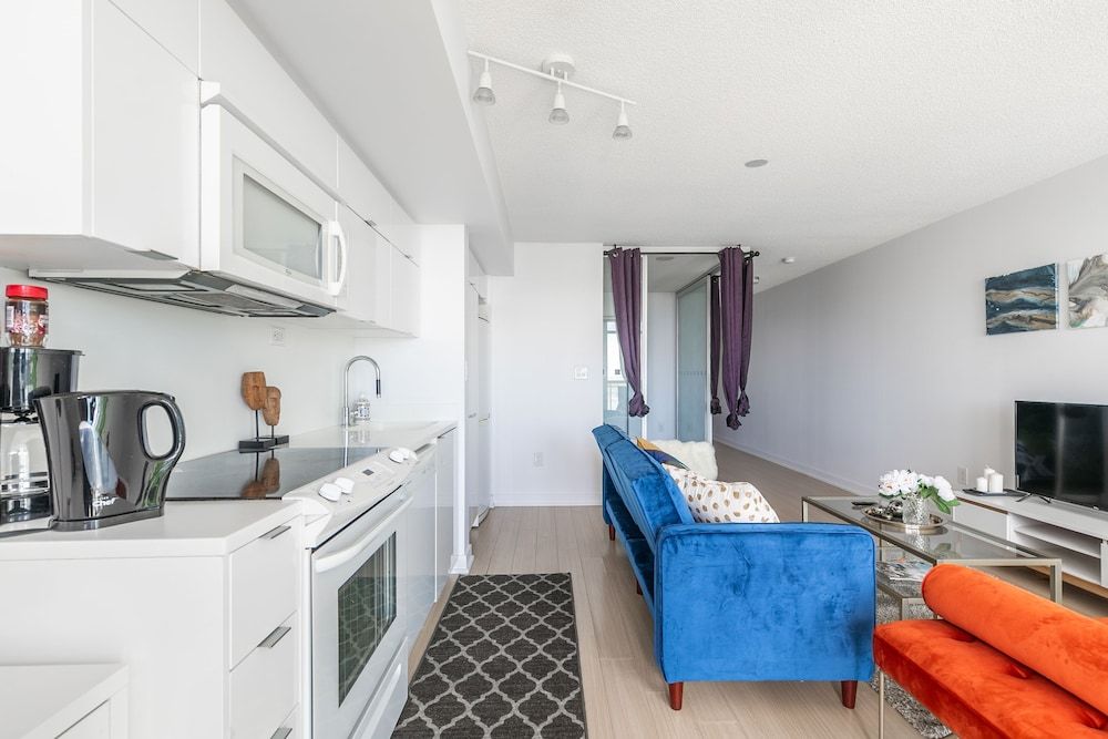 Gorgeous Luxury Condos near the CN Tower Comfort Condo, 2 Bedrooms, City View, Beachfront 17
