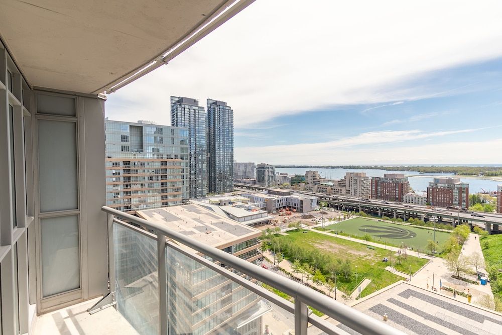 Gorgeous Luxury Condos near the CN Tower Comfort Condo, 2 Bedrooms, City View, Beachfront 29