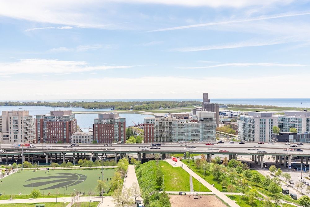 Gorgeous Luxury Condos near the CN Tower Comfort Condo, 2 Bedrooms, City View, Beachfront 28