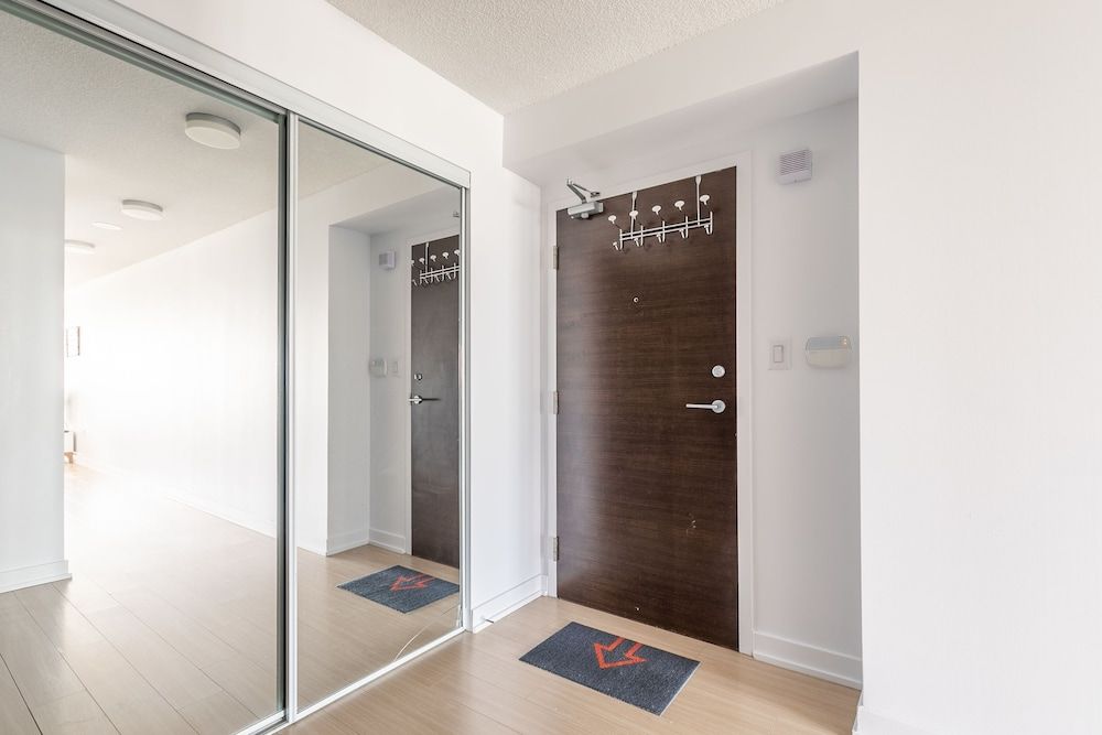 Gorgeous Luxury Condos near the CN Tower Comfort Condo, 2 Bedrooms, City View, Beachfront 19