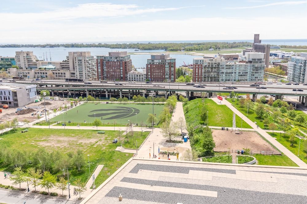 Gorgeous Luxury Condos near the CN Tower Comfort Condo, 2 Bedrooms, City View, Beachfront 31