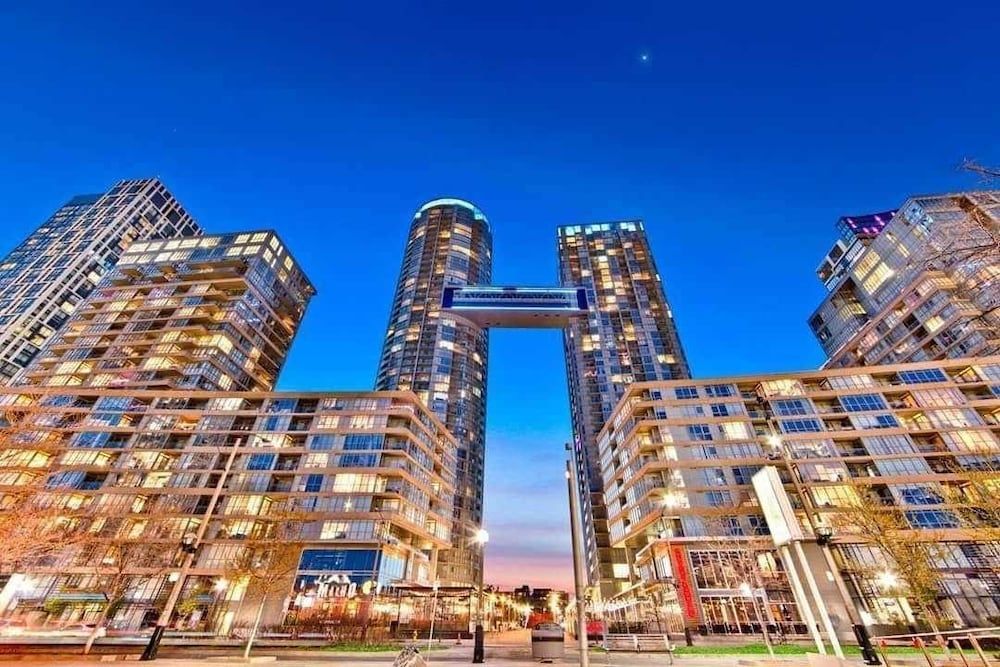 undefined Gorgeous Luxury Condos near the CN Tower 2