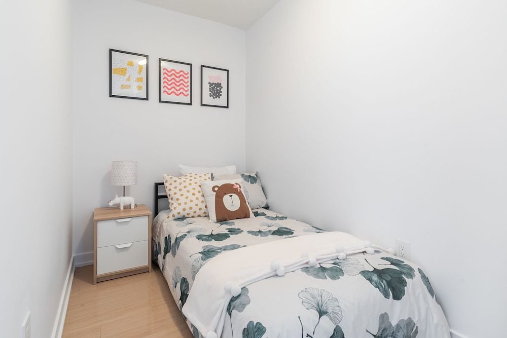 Gorgeous Luxury Condos near the CN Tower Comfort Condo, 2 Bedrooms, City View, Beachfront 5