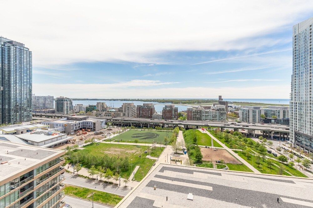 Gorgeous Luxury Condos near the CN Tower Comfort Condo, 2 Bedrooms, City View, Beachfront 30