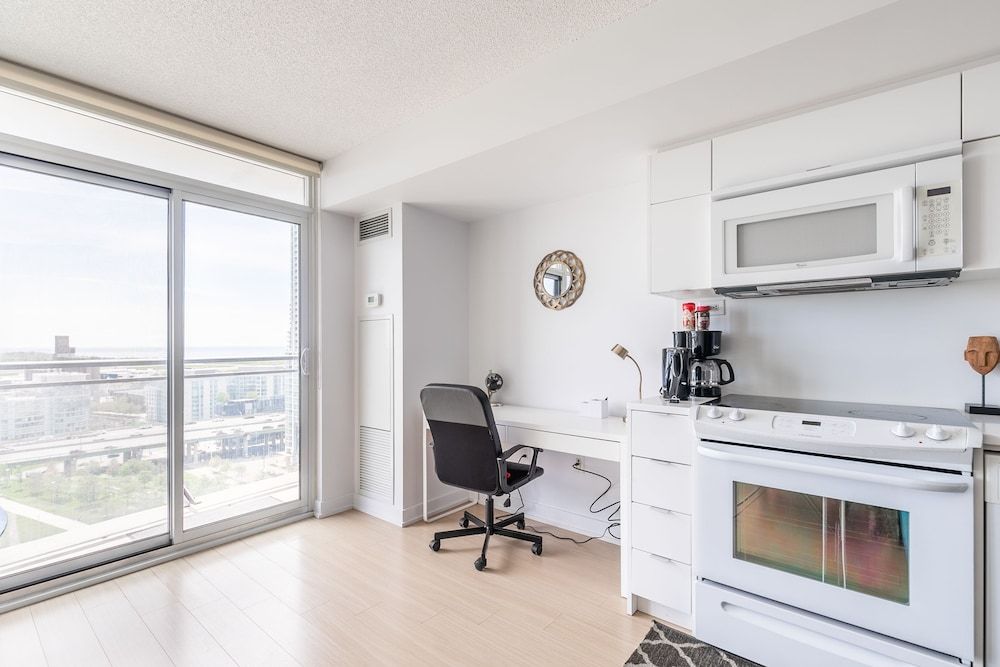 Gorgeous Luxury Condos near the CN Tower Comfort Condo, 2 Bedrooms, City View, Beachfront 11