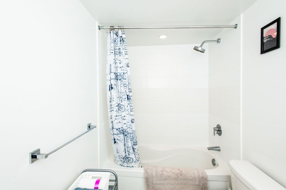 Gorgeous Luxury Condos near the CN Tower Economy Condo, 1 Bedroom, Balcony, Lakeside 20