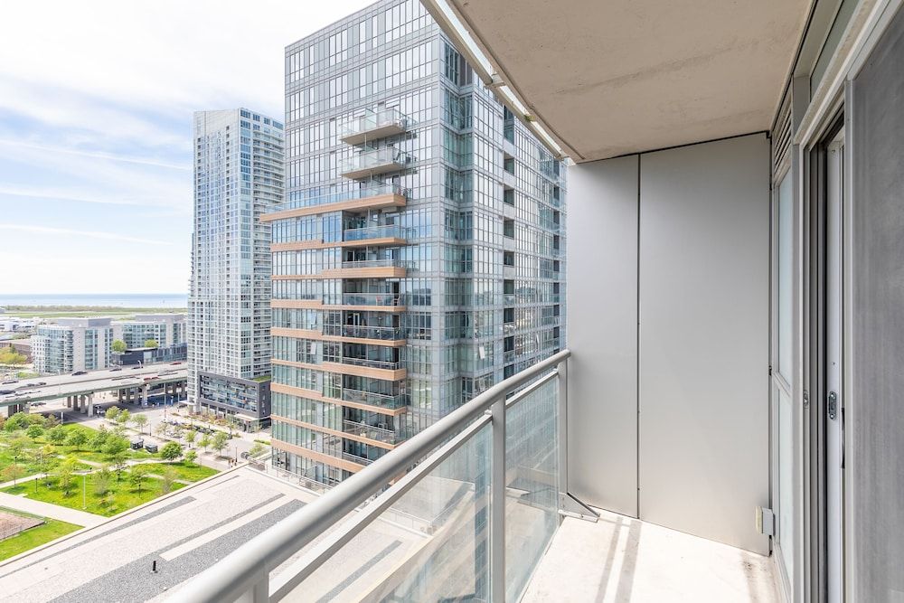 Gorgeous Luxury Condos near the CN Tower Comfort Condo, 2 Bedrooms, City View, Beachfront 22