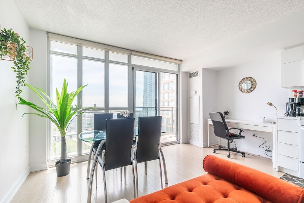 Gorgeous Luxury Condos near the CN Tower Comfort Condo, 2 Bedrooms, City View, Beachfront 12