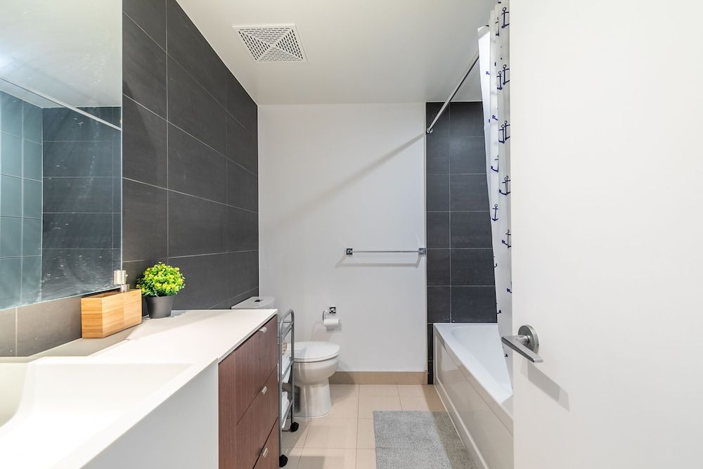 Gorgeous Luxury Condos near the CN Tower City Condo, 2 Bedrooms, City View, Lakeside 24