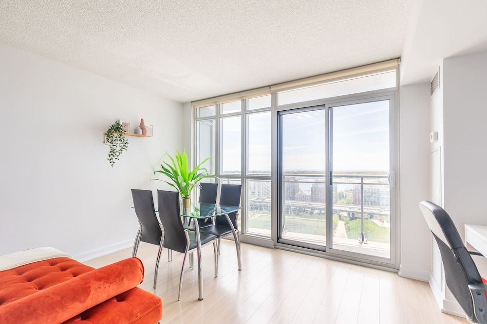 Gorgeous Luxury Condos near the CN Tower Comfort Condo, 2 Bedrooms, City View, Beachfront 15