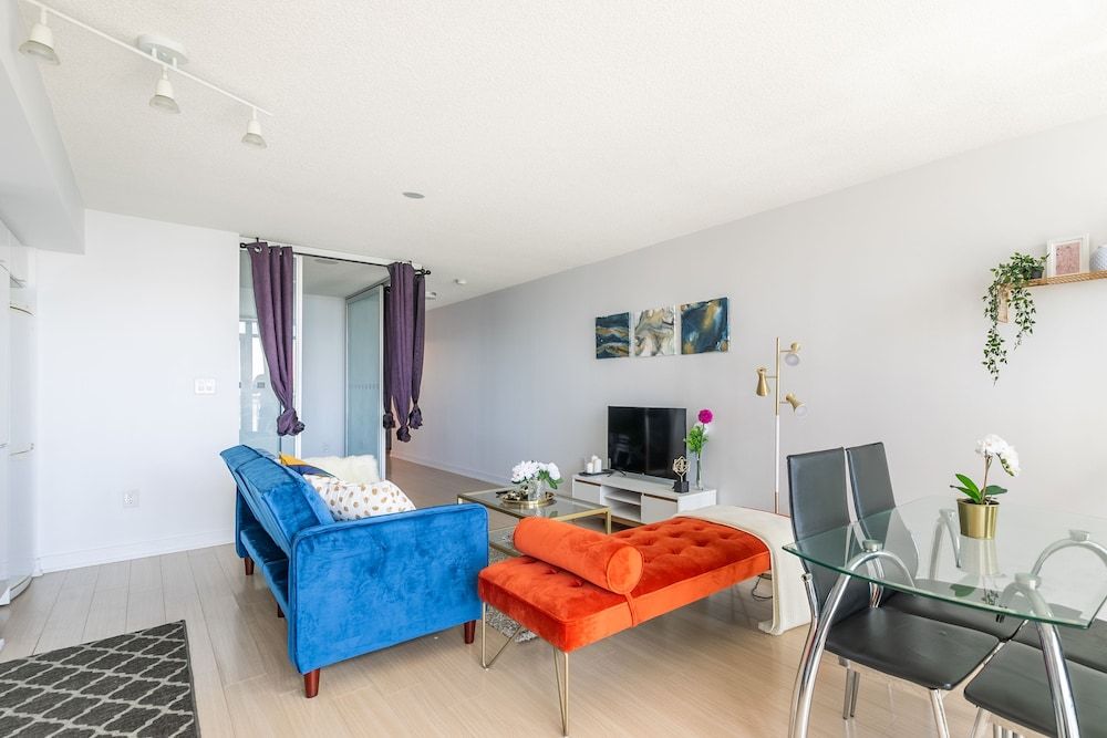 Gorgeous Luxury Condos near the CN Tower Comfort Condo, 2 Bedrooms, City View, Beachfront 4